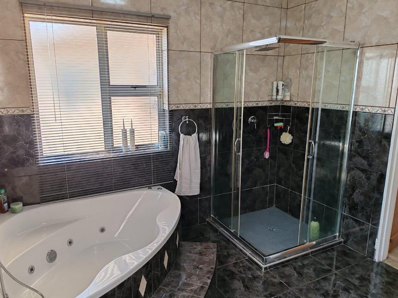 4 Bedroom Property for Sale in Bloubosrand Gauteng
