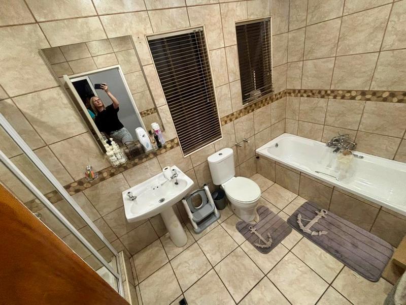 To Let 4 Bedroom Property for Rent in Vanderbijlpark SE 3 Gauteng