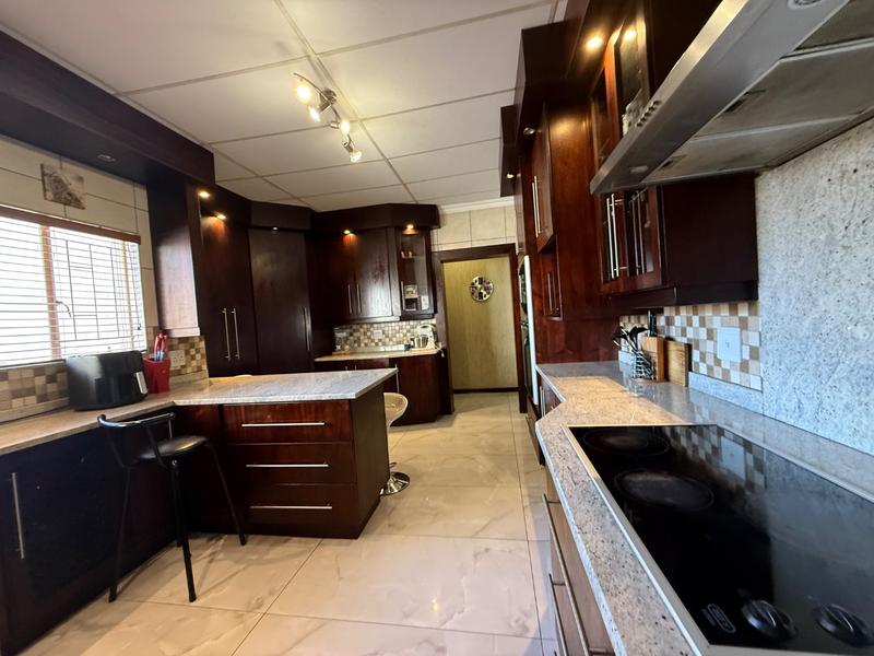 4 Bedroom Property for Sale in Flora Gardens Gauteng