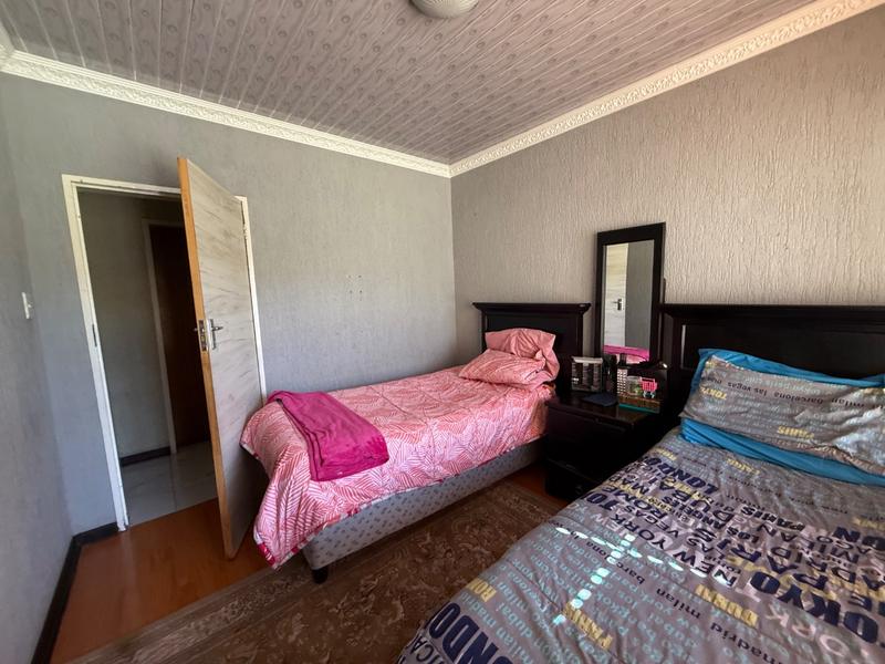 4 Bedroom Property for Sale in Flora Gardens Gauteng