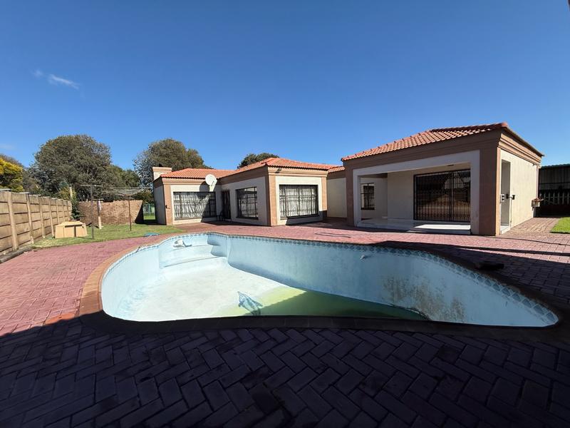 4 Bedroom Property for Sale in Flora Gardens Gauteng