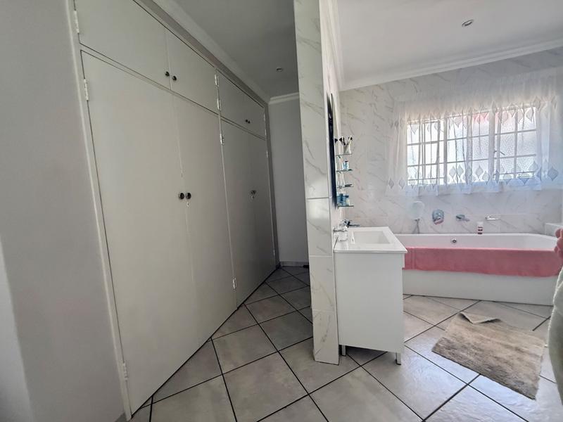 4 Bedroom Property for Sale in Flora Gardens Gauteng
