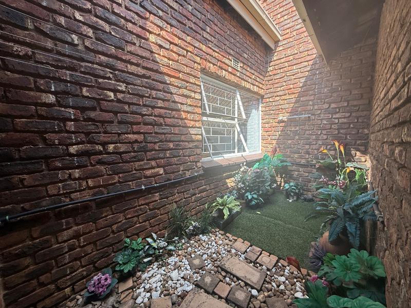 2 Bedroom Property for Sale in Flora Gardens Gauteng