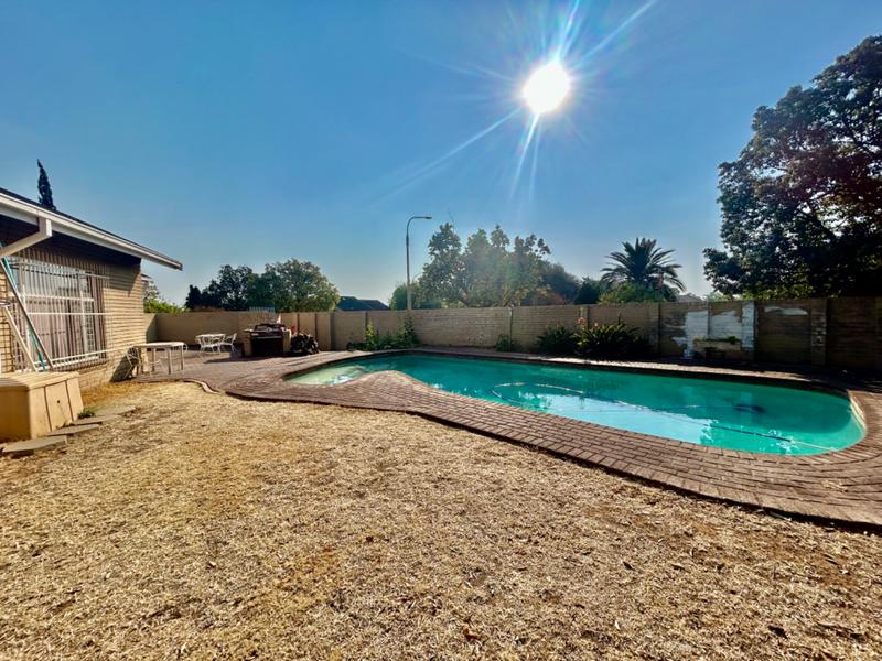 5 Bedroom Property for Sale in Flora Gardens Gauteng