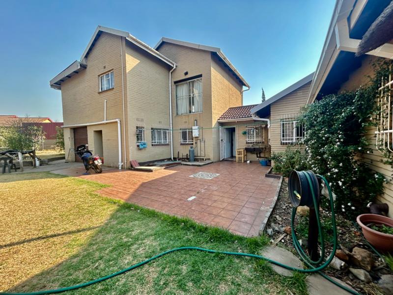 5 Bedroom Property for Sale in Flora Gardens Gauteng