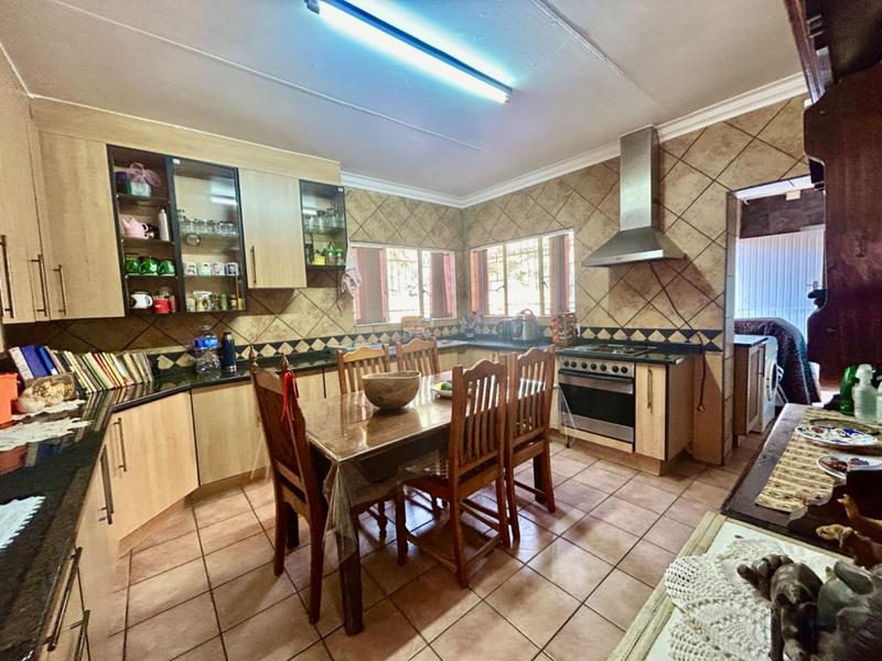 5 Bedroom Property for Sale in Flora Gardens Gauteng