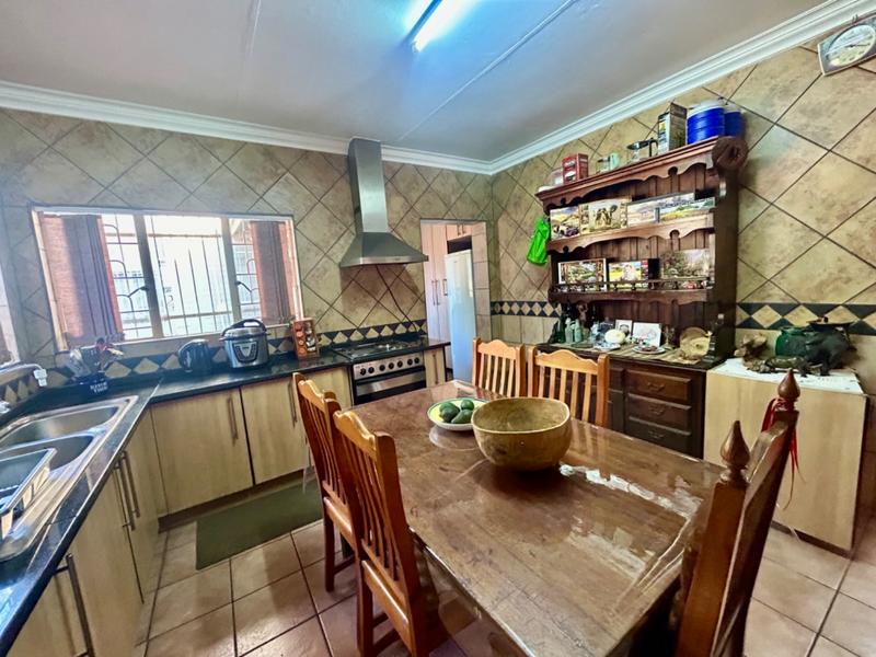 5 Bedroom Property for Sale in Flora Gardens Gauteng