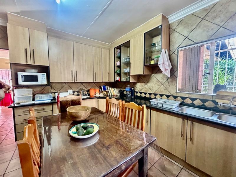 5 Bedroom Property for Sale in Flora Gardens Gauteng