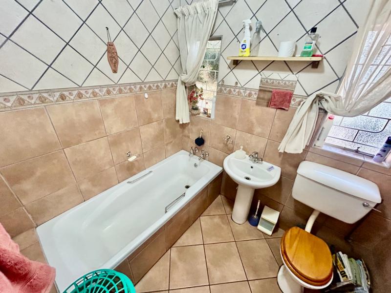 5 Bedroom Property for Sale in Flora Gardens Gauteng