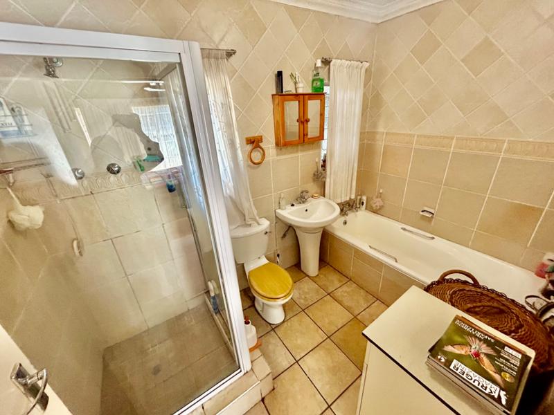5 Bedroom Property for Sale in Flora Gardens Gauteng