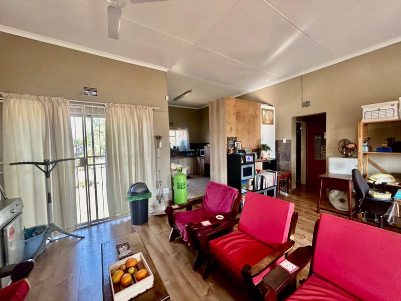 5 Bedroom Property for Sale in Flora Gardens Gauteng