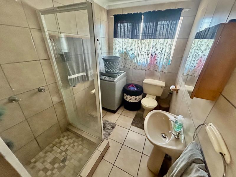 5 Bedroom Property for Sale in Flora Gardens Gauteng