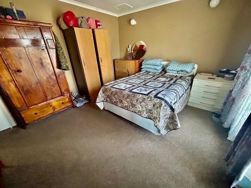 5 Bedroom Property for Sale in Flora Gardens Gauteng