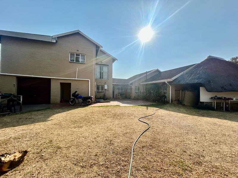 5 Bedroom Property for Sale in Flora Gardens Gauteng