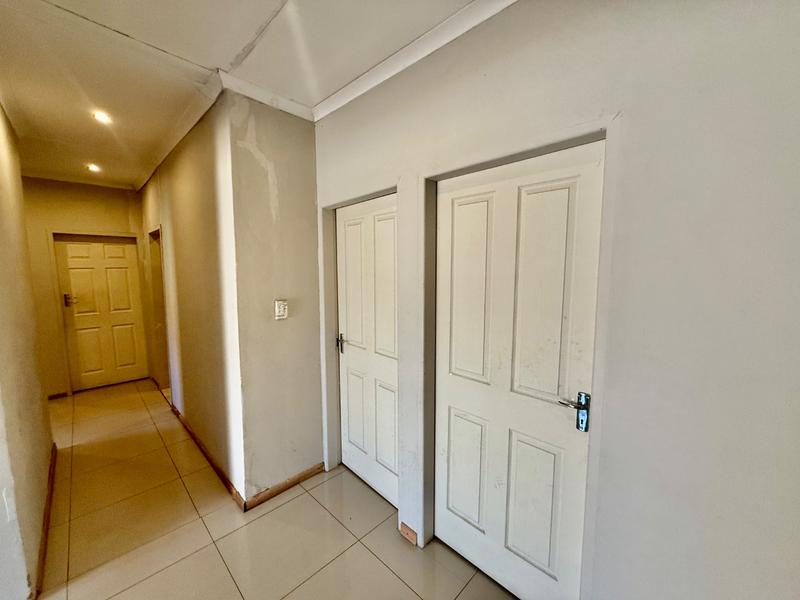 5 Bedroom Property for Sale in Vanderbijlpark Cw 6 Gauteng