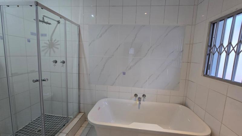 To Let 4 Bedroom Property for Rent in Kew Gauteng