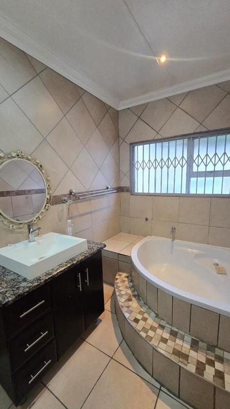 To Let 4 Bedroom Property for Rent in Kew Gauteng