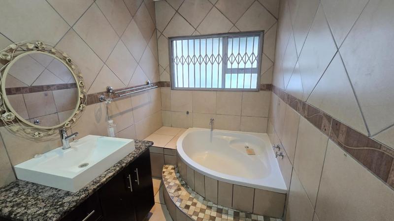 To Let 4 Bedroom Property for Rent in Kew Gauteng