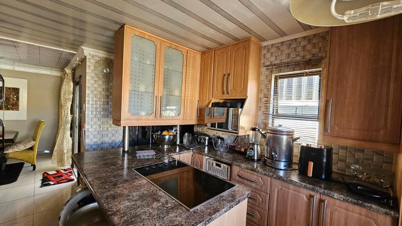 5 Bedroom Property for Sale in Protea Glen Gauteng