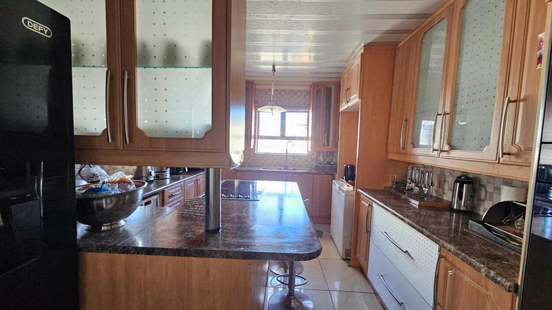 5 Bedroom Property for Sale in Protea Glen Gauteng