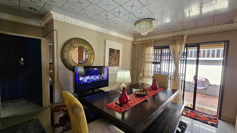 5 Bedroom Property for Sale in Protea Glen Gauteng