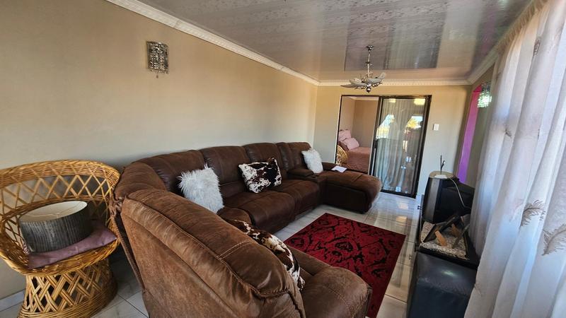 5 Bedroom Property for Sale in Protea Glen Gauteng