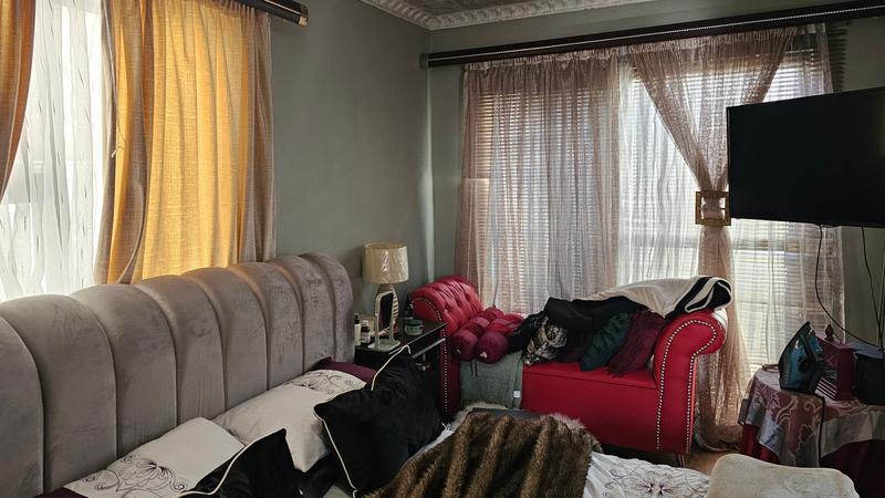 5 Bedroom Property for Sale in Protea Glen Gauteng