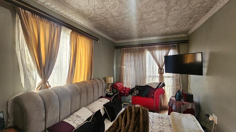 5 Bedroom Property for Sale in Protea Glen Gauteng
