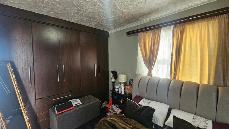 5 Bedroom Property for Sale in Protea Glen Gauteng