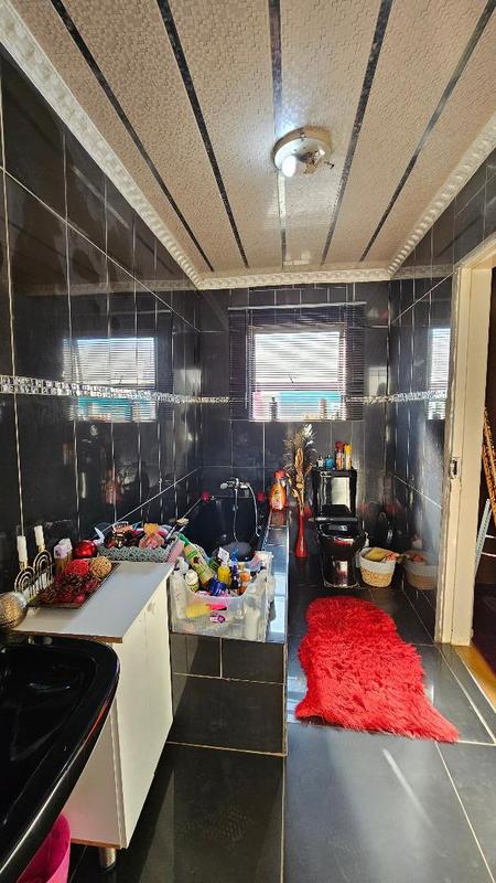 5 Bedroom Property for Sale in Protea Glen Gauteng