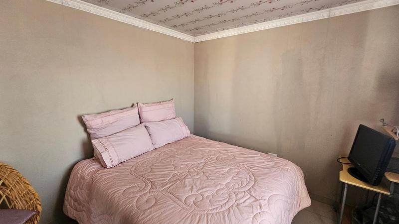 5 Bedroom Property for Sale in Protea Glen Gauteng