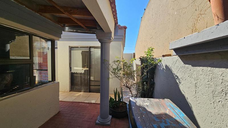 5 Bedroom Property for Sale in Protea Glen Gauteng