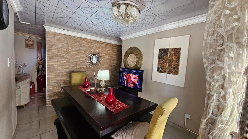 5 Bedroom Property for Sale in Protea Glen Gauteng