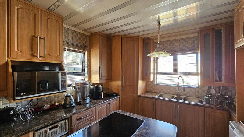 5 Bedroom Property for Sale in Protea Glen Gauteng