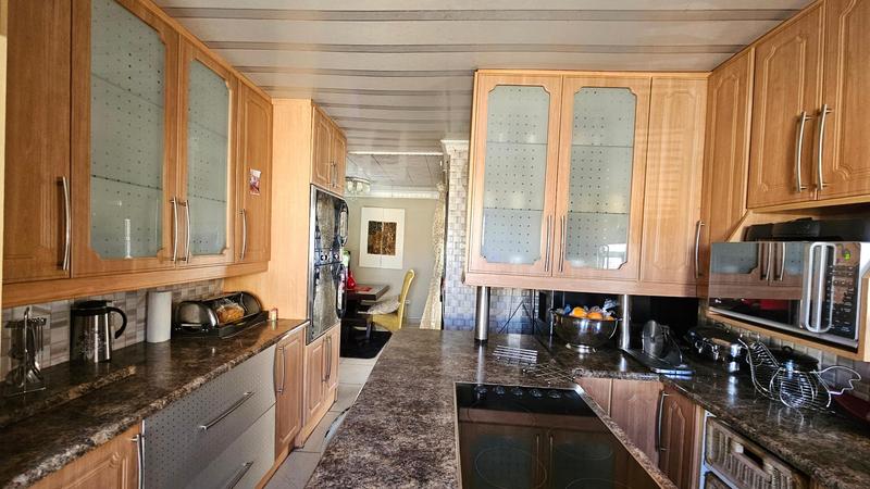 5 Bedroom Property for Sale in Protea Glen Gauteng