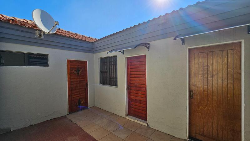 5 Bedroom Property for Sale in Protea Glen Gauteng