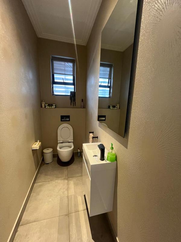 To Let 4 Bedroom Property for Rent in Sandown Gauteng