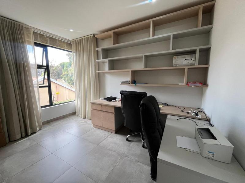 To Let 4 Bedroom Property for Rent in Sandown Gauteng