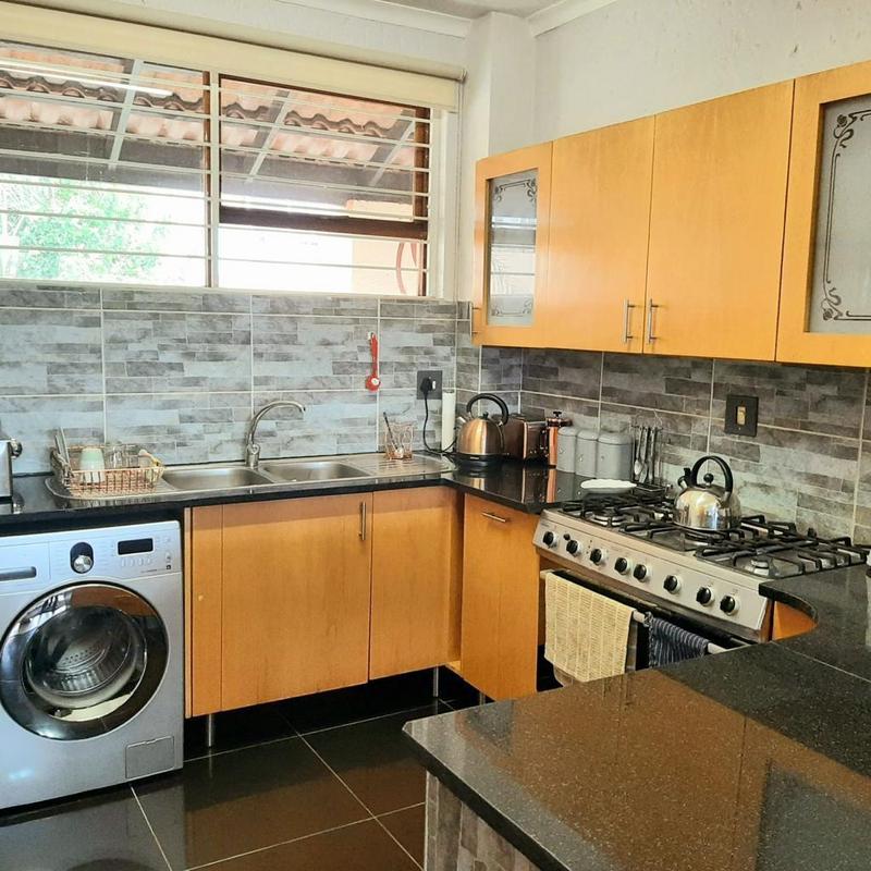 2 Bedroom Property for Sale in Corlett Gardens Gauteng