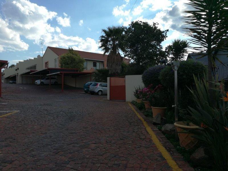 2 Bedroom Property for Sale in Corlett Gardens Gauteng