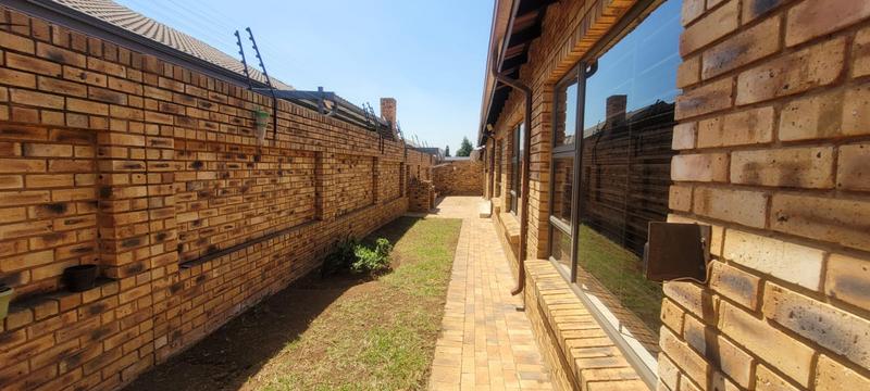 3 Bedroom Property for Sale in New Redruth Gauteng