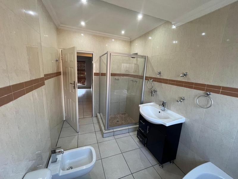 4 Bedroom Property for Sale in Glenvista Gauteng