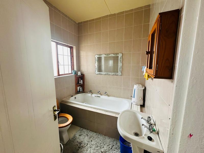 2 Bedroom Property for Sale in Mondeor Gauteng
