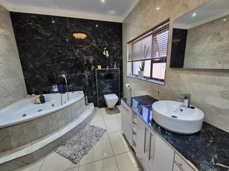 5 Bedroom Property for Sale in The Hill Gauteng
