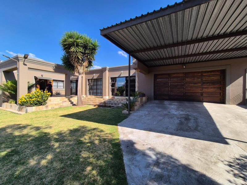 5 Bedroom Property for Sale in The Hill Gauteng