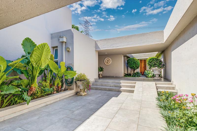 4 Bedroom Property for Sale in Benmore Gardens Gauteng