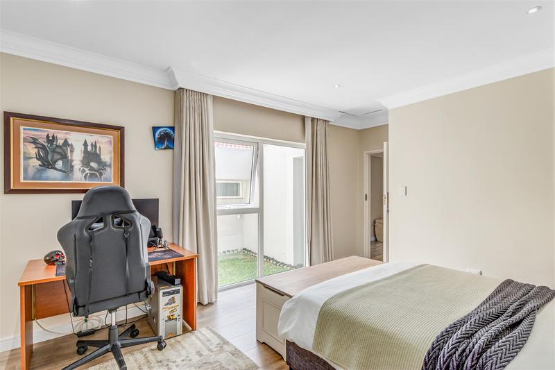 4 Bedroom Property for Sale in Benmore Gardens Gauteng
