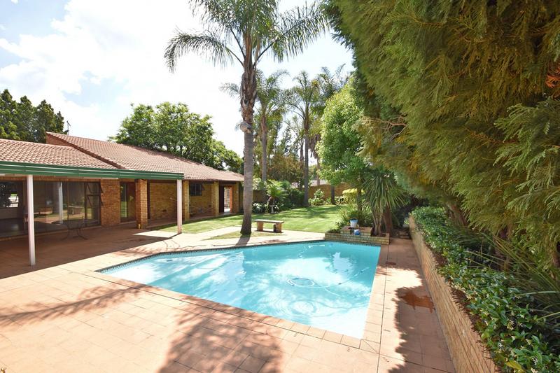 4 Bedroom Property for Sale in Benmore Gardens Gauteng