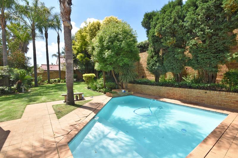 4 Bedroom Property for Sale in Benmore Gardens Gauteng