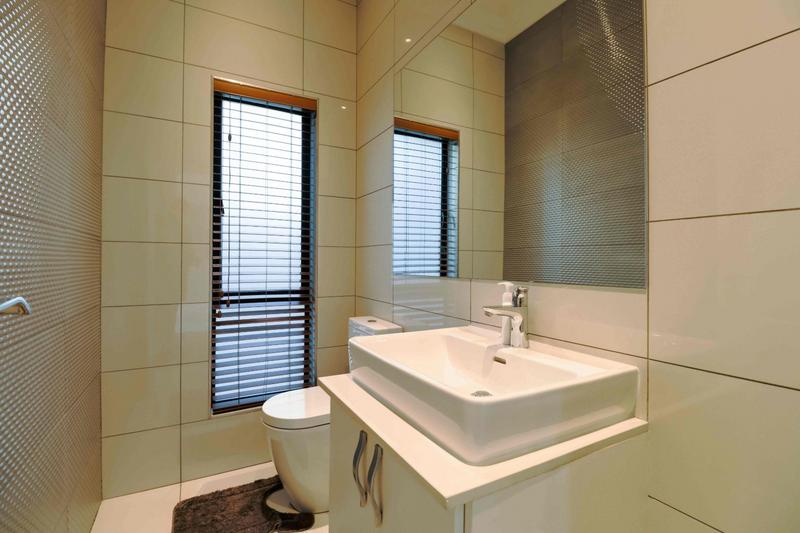 5 Bedroom Property for Sale in Copperleaf Estate Gauteng